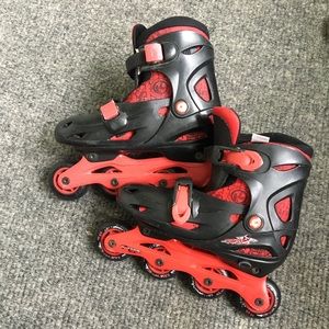 Boys krypton is adjustable size 1-4 good condition